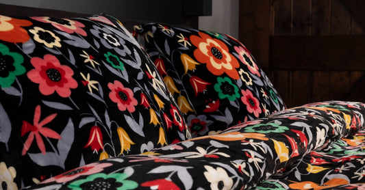 Een bed met een luxe velvet dekbedovertrek in bloemmotief, verfraaid met twee bijpassende kussens. De bloemen stralen kleur en stijl uit in de slaapkamer.
foto: dekbedovertrek 200x220 met bloemen