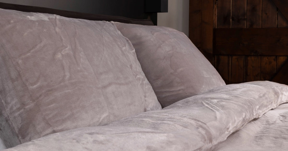 Een taupe dekbedovertrek van zachte velvet stof ligt op een bed. Het luxe materiaal heeft een glanzende afwerking en voegt een elegante touch toe aan de slaapkamer.
foto: dekbedovertrek 140x200 taupe