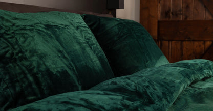 Een luxueus groen dekbedovertrek van zachte velvet stof, perfect voor een sfeervolle slaapkamer. Het dekbedovertrek ligt op een bed met bijpassende kussens en een neutrale achtergrond, wat de elegantie van de stof accentueert.
foto: dekbedovertrek 140x200 groen