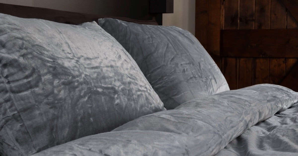 Een bed met een grijs velvet dekbedovertrek, dat luxe en textuur toevoegt aan de slaapkamer. Op het dekbedovertrek liggen twee bijpassende kussenslopen, wat een uitnodigende en gezellige uitstraling creëert. Perfect voor een moderne inrichting.
foto: dekbedovertrek 200x220 grijs