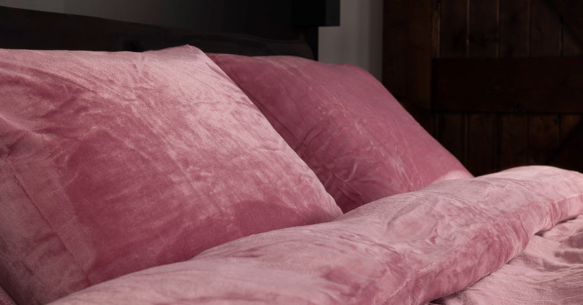 Een roze dekbedovertrek van 240x200 cm, vervaardigd uit luxe velvet stof. Het zachte, fluweelachtige materiaal biedt een elegante uitstraling en zorgt voor optimaal comfort in de slaapkamer. foto:dekbedovertrek 240x200 roze