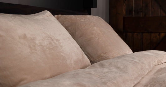 Afbeelding van een bed met een luxe, mooi opgemaakt dekbedovertrek van fluweel (velvet) in een zachte amandelkleur. Het bed straalt warmte en comfort uit, met een glanzende en elegante uitstraling van het velvet materiaal.
foto: dekbedovertrek 240x220 amandel