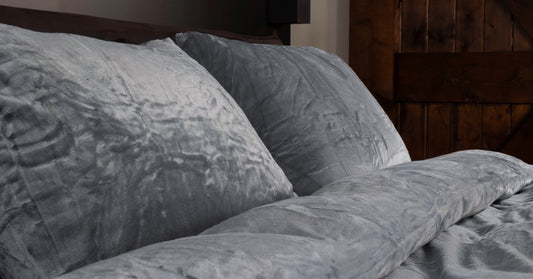 Een stijlvol opgemaakt bed met een luxe, grijs velvet dekbedovertrek. Het zachte fluwelen materiaal straalt warmte en elegantie uit, met een subtiel patroon dat het geheel een verfijnde uitstraling geeft.
foto: dekbedovertrek 240x220 grijs