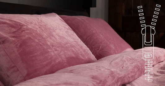 Een zacht roze dekbedovertrek van velvet met de optie voor een rits, die op maat kan worden gemaakt volgens de gewenste lengte van de klant. Het dekbedovertrek is luxe en comfortabel, perfect voor een stijlvolle slaapkamerinrichting.
foto: dekbedovertrek roze met rits