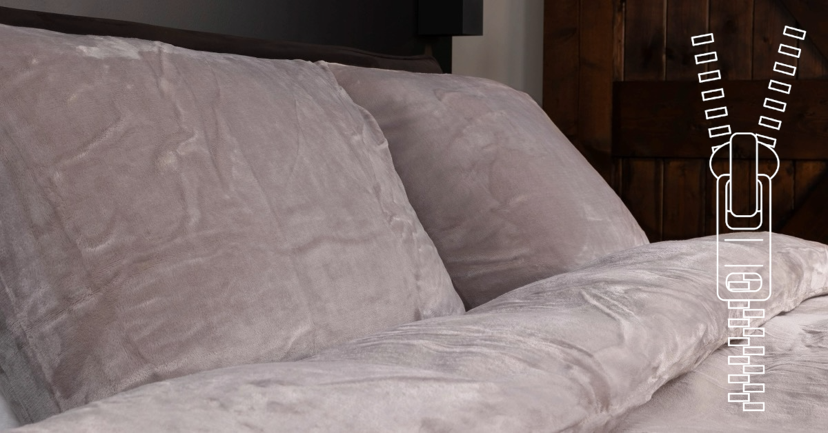 Taupe dekbedovertrek van zacht velvet met de optie om op verzoek een rits te laten plaatsen op de gewenste lengte. Dit stijlvolle en luxe dekbedovertrek biedt een elegante uitstraling en extra functionaliteit voor een gemakkelijke en comfortabele slaapervaring.
foto: dekbedovertrek taupe met rits