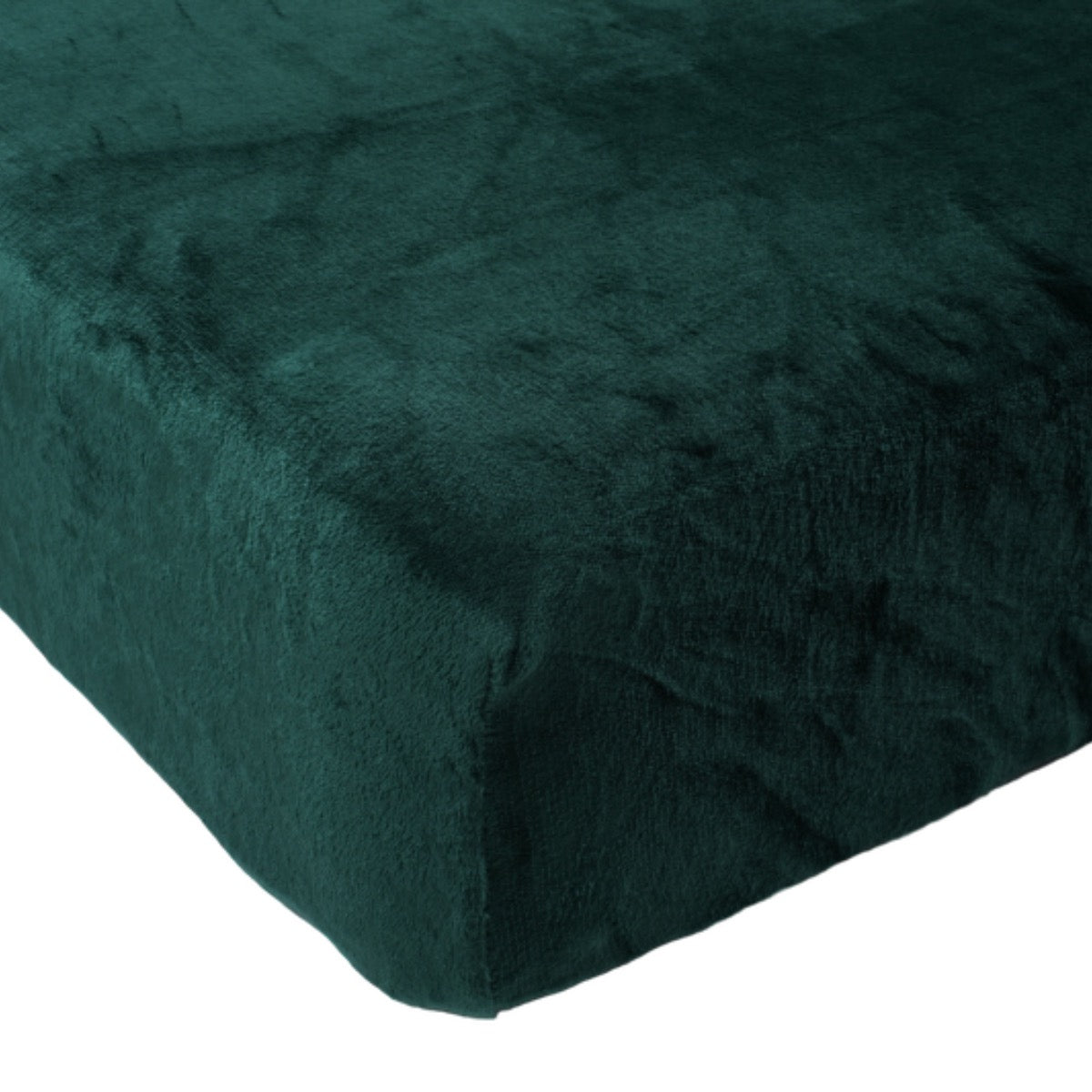 Een groen hoeslaken van 160x200 cm ligt strak om een luxe velvet matras. De zachte stof van het matras en de rijke kleur van het hoeslaken zorgen voor een stijlvolle en comfortabele uitstraling in de slaapkamer. foto: hoeslaken 160x200 groen.