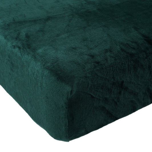 Luxe groen velvet hoeslaken dat perfect past op een bed, met een rijke kleur en zachte textuur die uitnodigt tot ontspanning.
foto: hoeslaken 80x200 groen