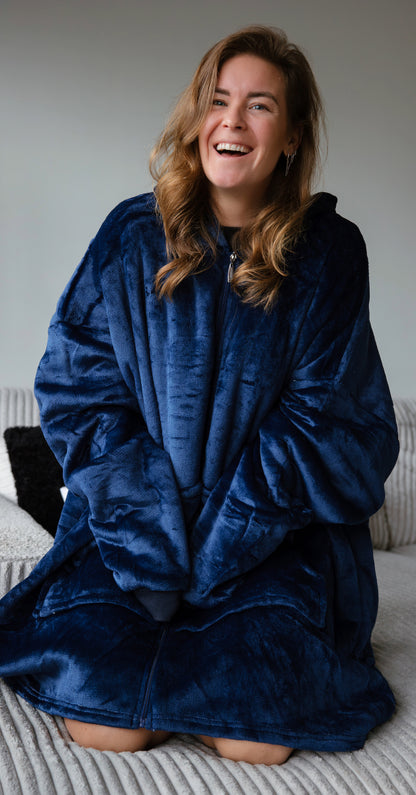 Lisa, lachend en blij in een blauwe xxl hoodie met haar handen comfortabel in de ruime zakken. Ze straalt vreugde uit terwijl ze de ultrazachte, one size fits all hoodie draagt. De hoodie is gemaakt van zacht velvet en is aan de binnenkant gevoerd met sherpa, perfect voor ontspanning.
foto: hoodie blauw