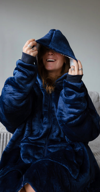 Lisa lacht zittend op de bank draagt ze een geweldige hoodie met capuchon. Ze heeft de capuchon met beide handen over haar hoofd getrokken en straalt vreugde uit. De hoodie is gemaakt van ultrazacht velvet en is aan de binnenkant gevoerd met sherpa, waardoor het heerlijk is om in te relaxen. Het is een one size fits all model.
foto: hoodie blauw met capuchon 