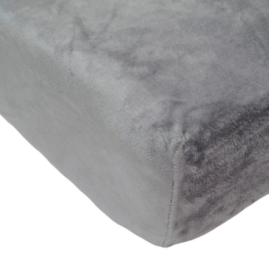 Grijs velvet hoeslaken voor peutermatras, gemaakt van zacht en luxe materiaal. Perfecte pasvorm voor een comfortabel bedje, geschikt voor matrassen van 70x140/150 cm. Voegt warmte en stijl toe aan de kinderkamer. foto: peuter hoeslaken grijs.