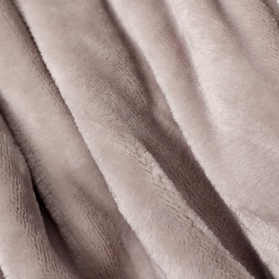 Close-up van een taupe velvet dekbedovertrek, met een rijke, luxueuze textuur die zacht glanst in het licht. De stof vertoont subtiele schaduwen en een delicate, geweven structuur, waardoor het een elegante uitstraling heeft. De neutrale kleur van taupe voegt warmte toe en maakt het dekbedovertrek veelzijdig voor verschillende interieurstijlen.
foto: peuter dekbedovertrek taupe