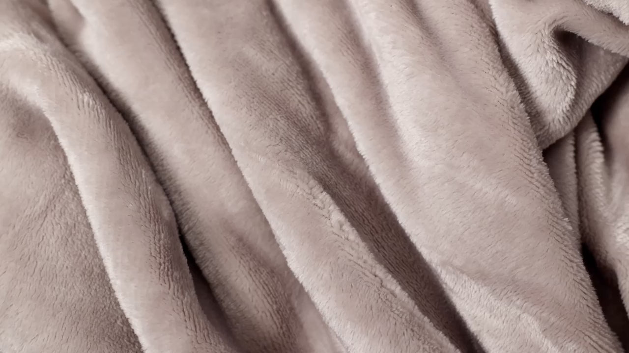 Close-up van een taupe velvet dekbedovertrek, met een rijke, luxueuze textuur die zacht glanst in het licht. De stof vertoont subtiele schaduwen en een delicate, geweven structuur, waardoor het een elegante uitstraling heeft. De neutrale kleur van taupe voegt warmte toe en maakt het dekbedovertrek veelzijdig voor verschillende interieurstijlen.
foto: peuter dekbedovertrek taupe