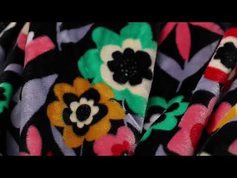 Close-up van een luxe velvet dekbedovertrek met een kleurrijk bloemenmotief. De video toont de rijke textuur en levendige kleuren van de stof, terwijl het licht subtiel weerkaatst op de fluweelachtige oppervlakken. Perfect voor een elegante slaapkamerinrichting.
foto: dekbedovertrek met bloemen