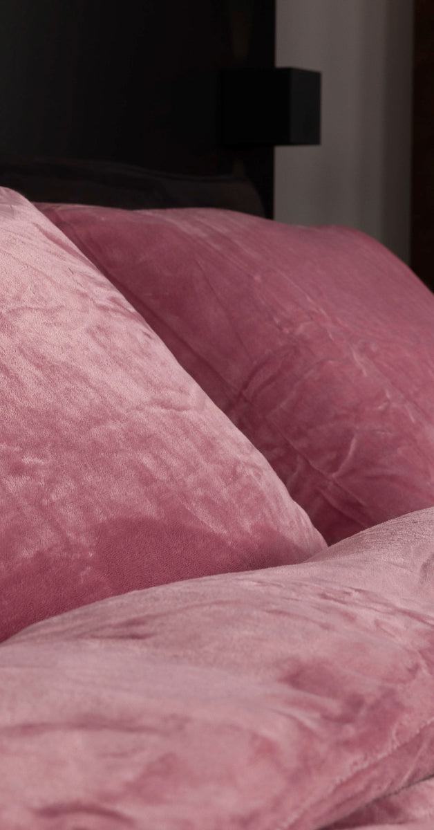 Roze velvet dekbedovertrek, maat 200x200 cm, met een zachte en luxe uitstraling. Het dekbedovertrek van fluweelzacht materiaal geeft een warme en stijlvolle sfeer aan de slaapkamer.foto: dekbedovertrek 200x200 collections.