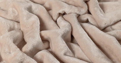 Close-up van een amandelkleurig dekbedovertrek van velvet stof. De luxueuze, zachte textuur is goed zichtbaar, met een subtiele glans die de elegantie van het dekbedovertrek benadrukt. Ideaal voor een stijlvol en comfortabel bed.
foto: stof amandel