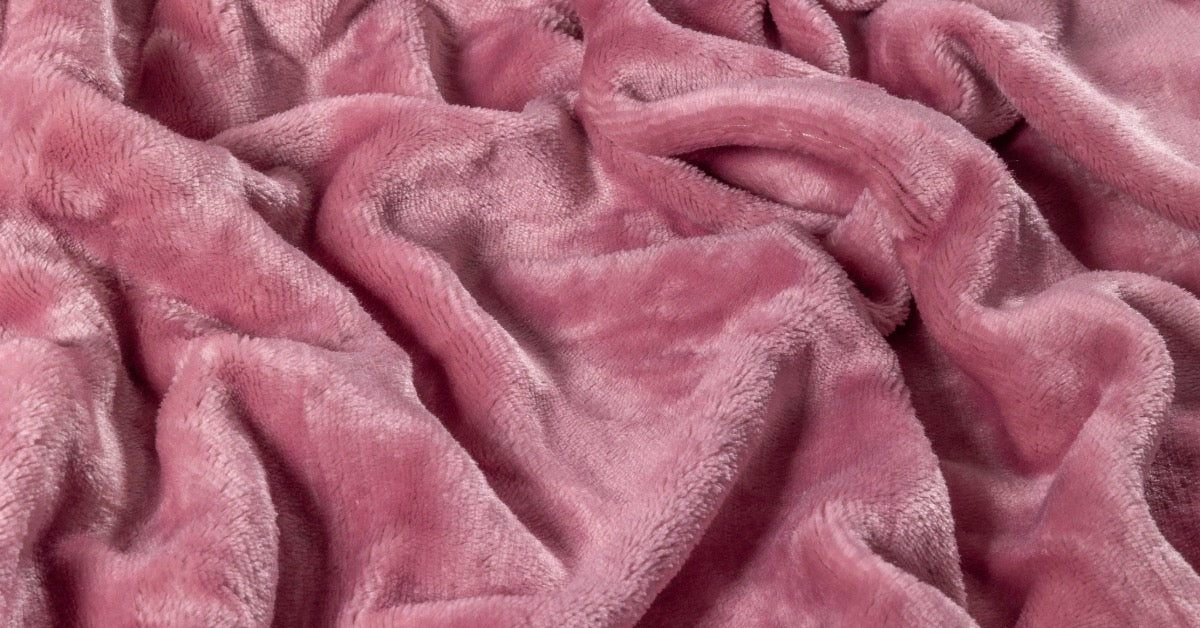 Close-up van een zacht, roze velvet dekbedovertrek met een luxueuze textuur. De stof glanst subtiel in het licht, waardoor de rijke kleur en de zachte kwaliteit van het materiaal worden benadrukt.
foto: stof dekbedovertrek eenpersoons roze