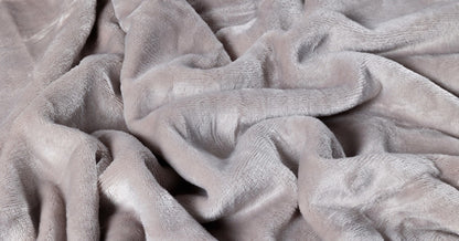 Close-up van een taupe velvet dekbedovertrek, met een luxe, zachte textuur en subtiele glans. De stof vertoont delicate plooien en een rijke kleur die warmte en elegantie uitstraalt, perfect voor een stijlvol interieur.
foto: stof dekbedovertrek eenpersoons taupe