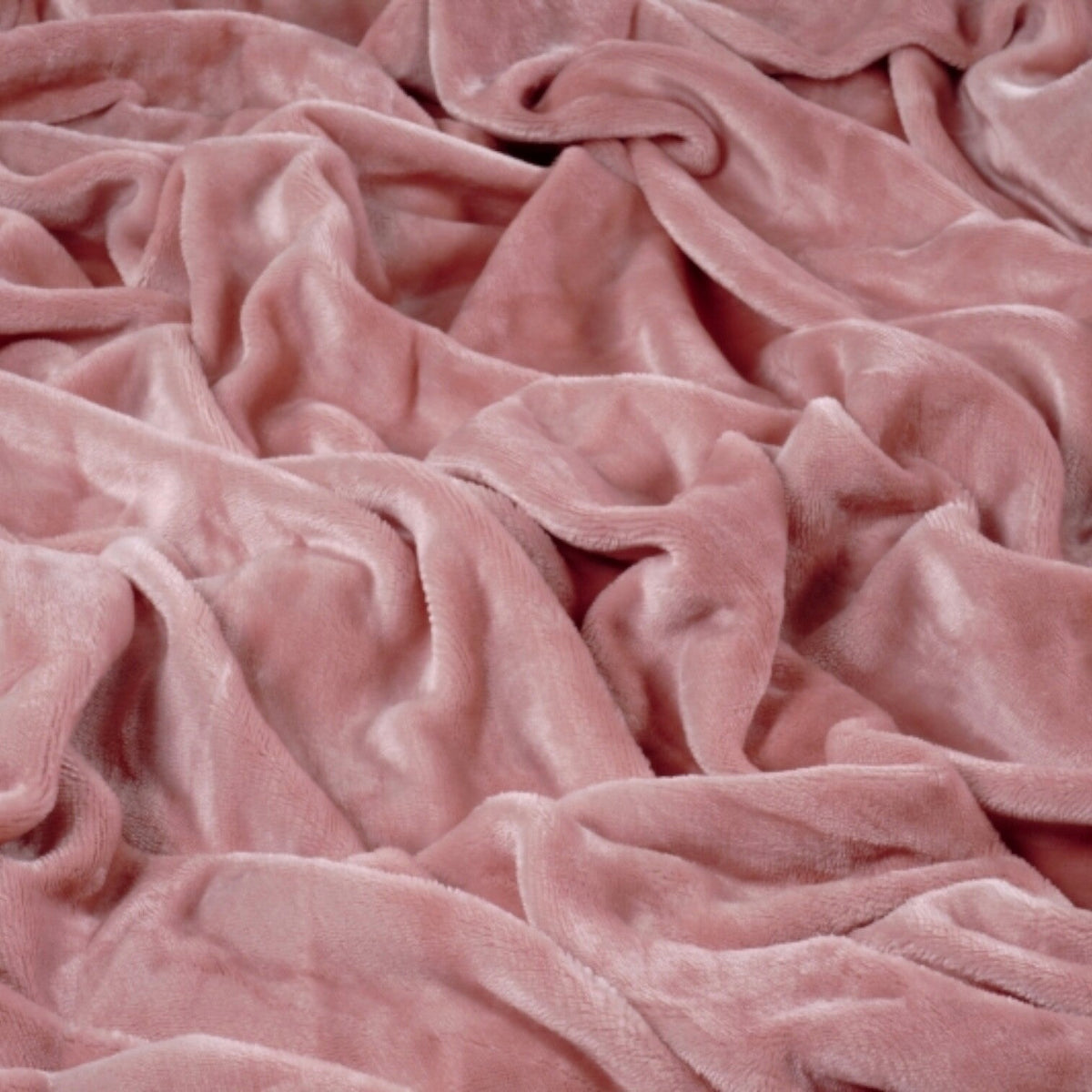 Close-up van een roze velvet hoeslaken. De zachte, luxueuze stof heeft een rijke textuur met een lichte glans. De plooien en de diepte van de kleur geven een warm en uitnodigend gevoel, perfect voor een comfortabele slaapkamer.
foto: stof hoeslaken roze