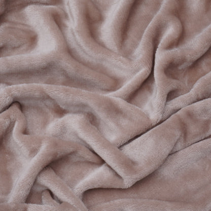 Close-up van een taupe velvet hoeslaken, met een zachte, luxueuze textuur. De glanzende stof toont subtiele schaduwen en een rijke kleur, perfect voor een elegante slaapkamer. De kwaliteit van de stof is duidelijk zichtbaar in de fijne details en de weelderige uitstraling.
foto: stof hoeslaken taupe