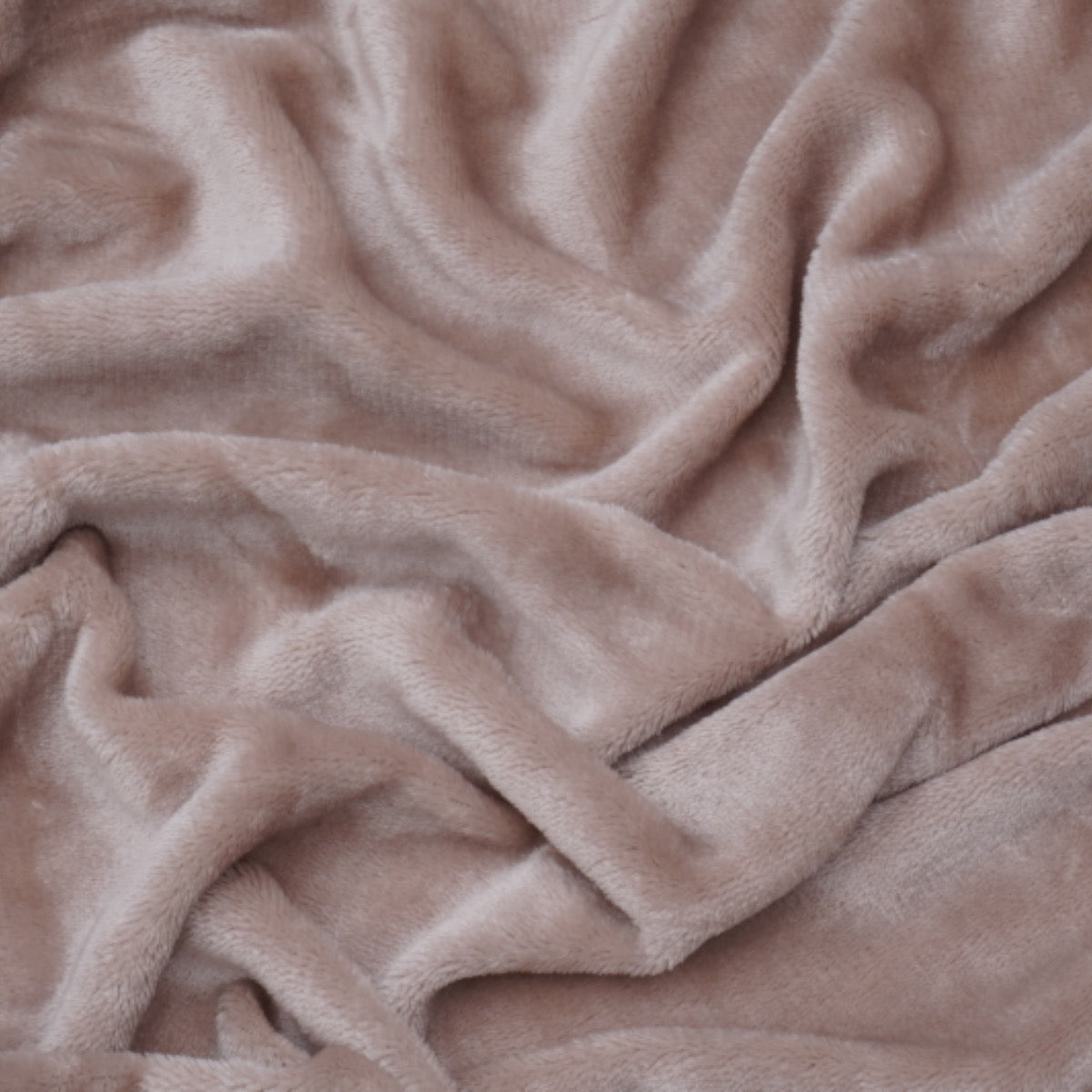 Taupe dekbedovertrek voor een peuterbed, gemaakt van zachte velvet stof. Luxe uitstraling, comfortabel en zacht aanvoelend, ideaal voor een knusse nachtrust. Geschikt voor peuters. foto: taupe dekpedovertrel peuterbed.