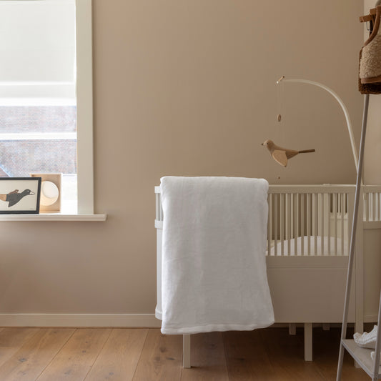 Een wit dekbedovertrek van zachte velvet stof ligt prachtig op een ledikant. De luxe uitstraling en zachte textuur creëren een frisse, elegante sfeer in de slaapkamer, ideaal voor een stijlvolle en comfortabele inrichting. foto: wit dekbedovertrek ledikant.