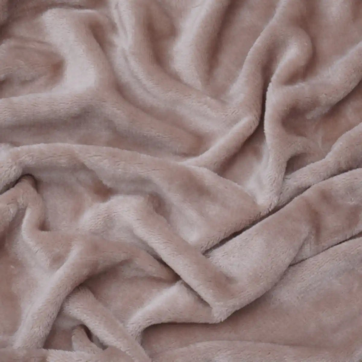 Close-up van taupe velvet stof van een hoeslaken, met een zachte en fluweelachtige textuur. De stof heeft een luxe uitstraling, is egaal van kleur, en toont subtiele lichtreflecties voor een knusse, comfortabele sfeer. fot: stof hoeslaken taupe home page